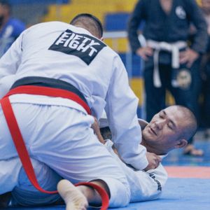 Claudio Bueno competindo em uma luta de Jiu Jitsu