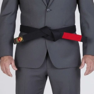 Executivo de terno usando faixa-preta de Jiu Jitsu