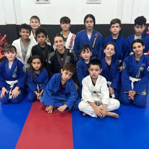 Turma infantil da Academia Claudio Bueno reunida no tatame