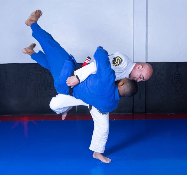 Sensei Cláudio Bueno aplicando uma técnica de projeção